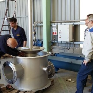 Técnicos de TECHNIP realizan la inspección final de equipos