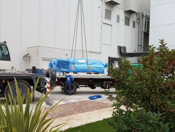 Maniobra de instalación de máquina